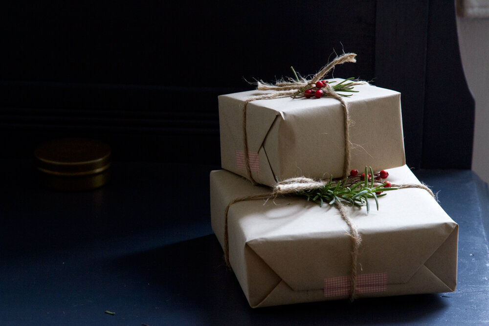 holiday gifts, two ways | reading my tea leaves