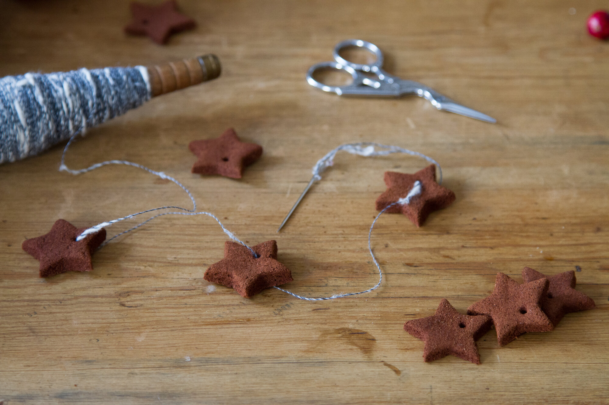 clutter free holiday decorations | reading my tea leaves