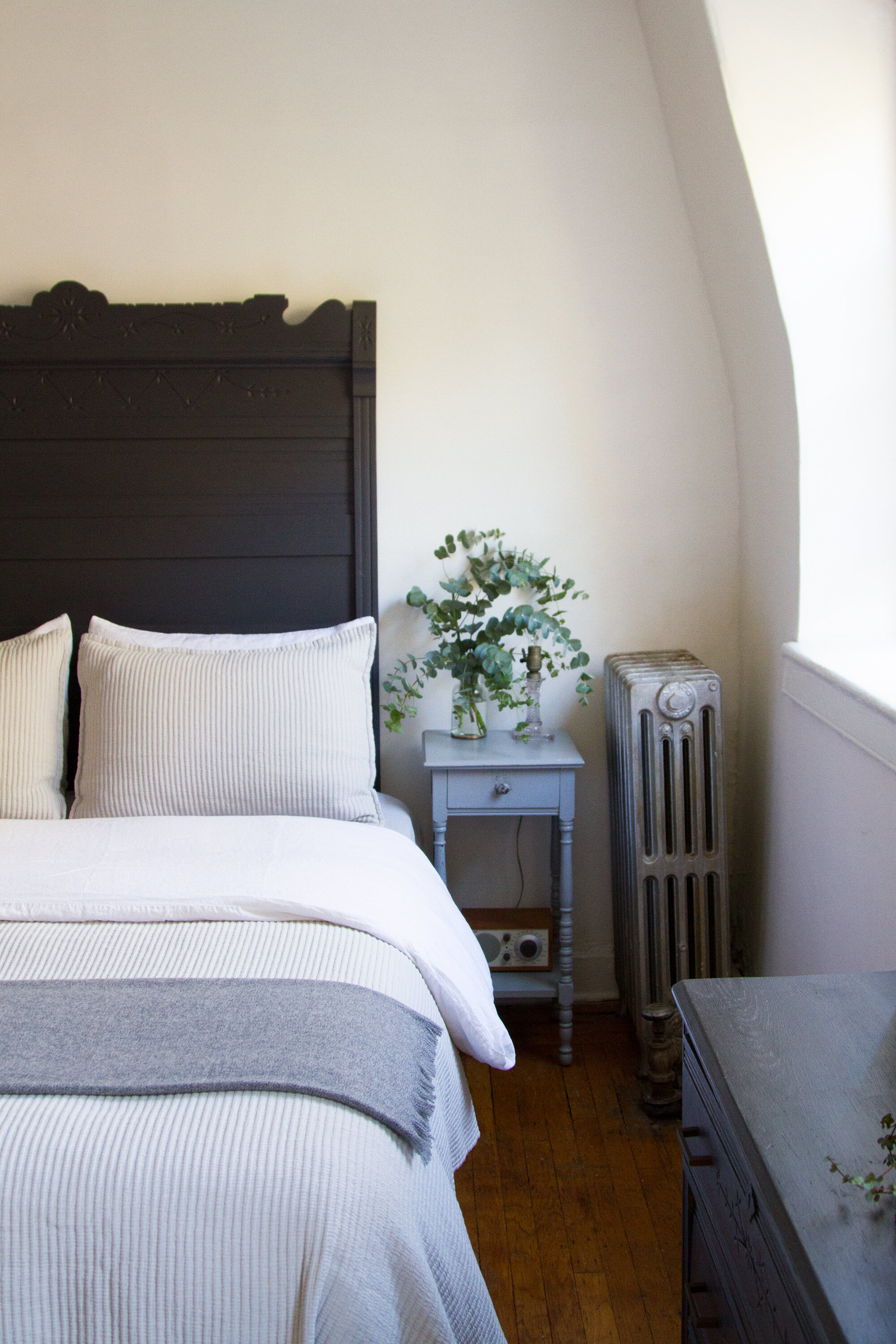 dressing a fall bed with parachute | reading my tea leaves