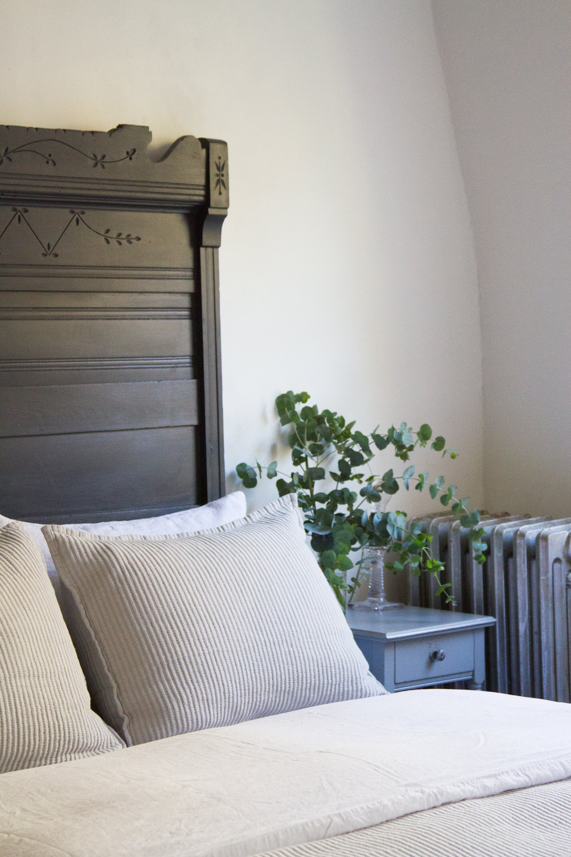 dressing a fall bed with parachute | reading my tea leaves
