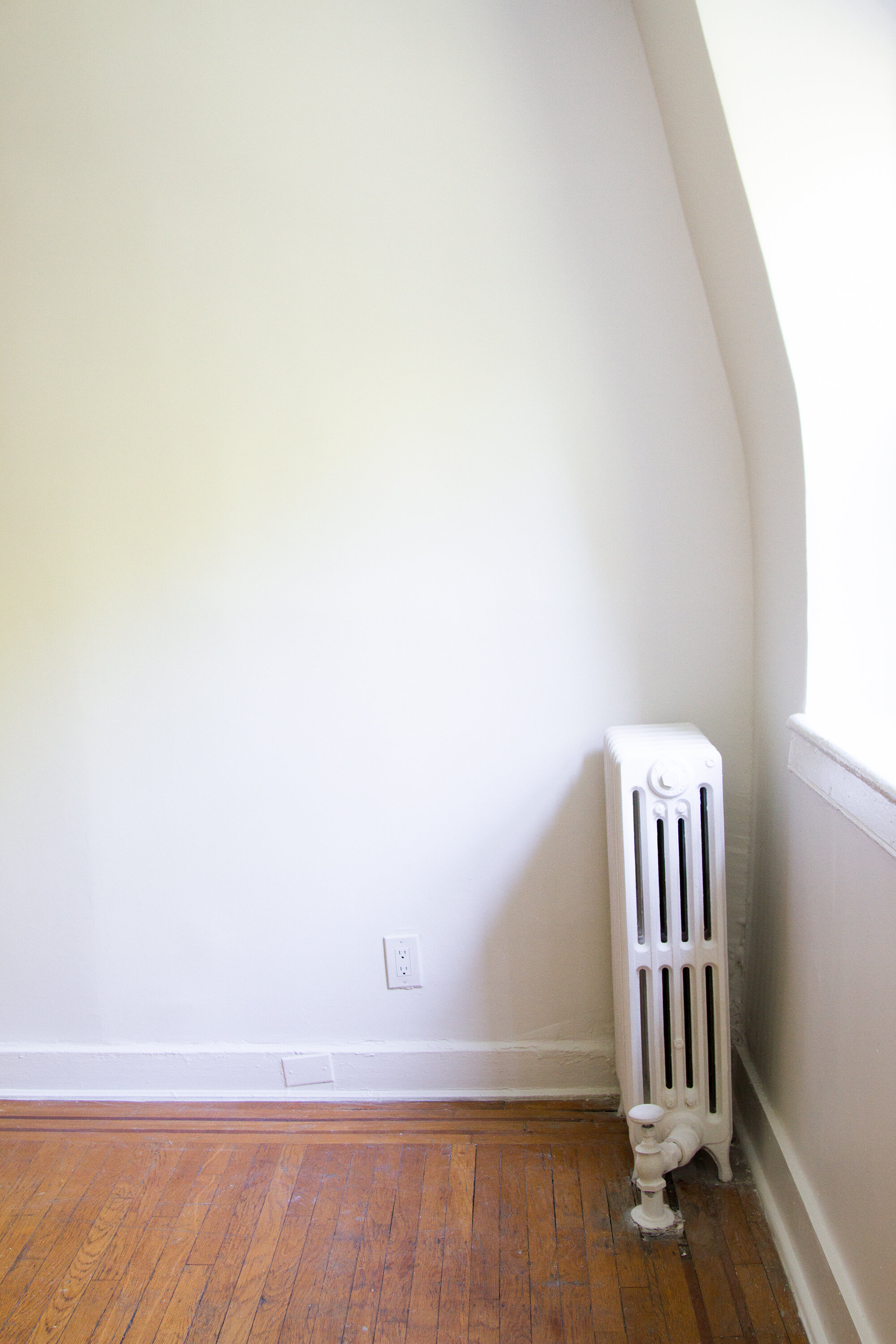 white walls in a tiny apartment | reading my tea leaves