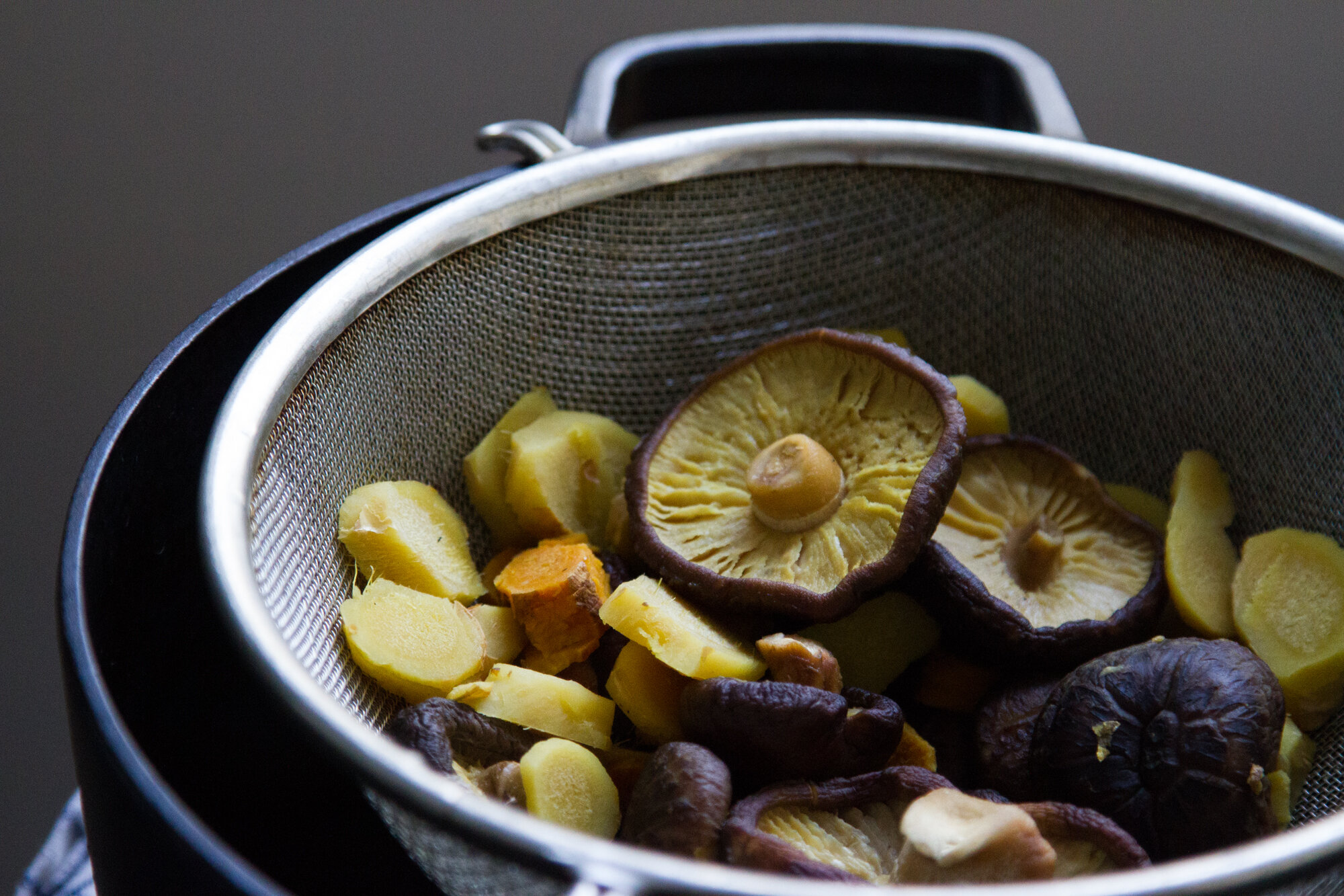 veggie dashi with ginger and turmeric | reading my tea leaves