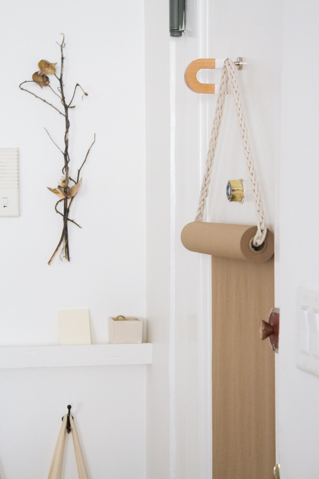 make your own paper roll hanger | reading my tea leaves