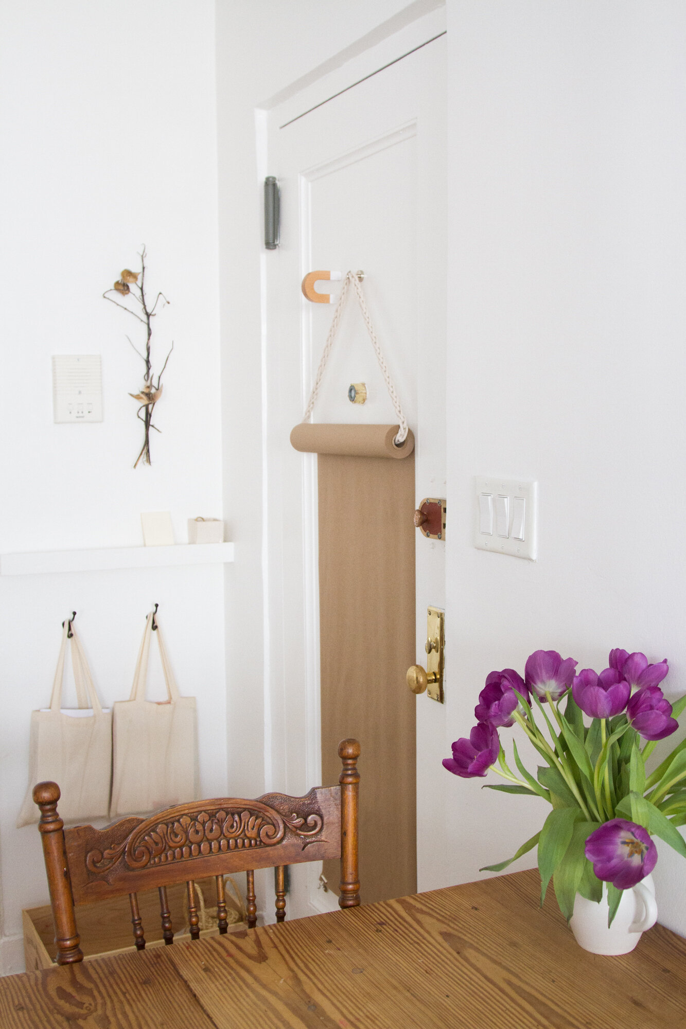 make your own paper roll hanger | reading my tea leaves