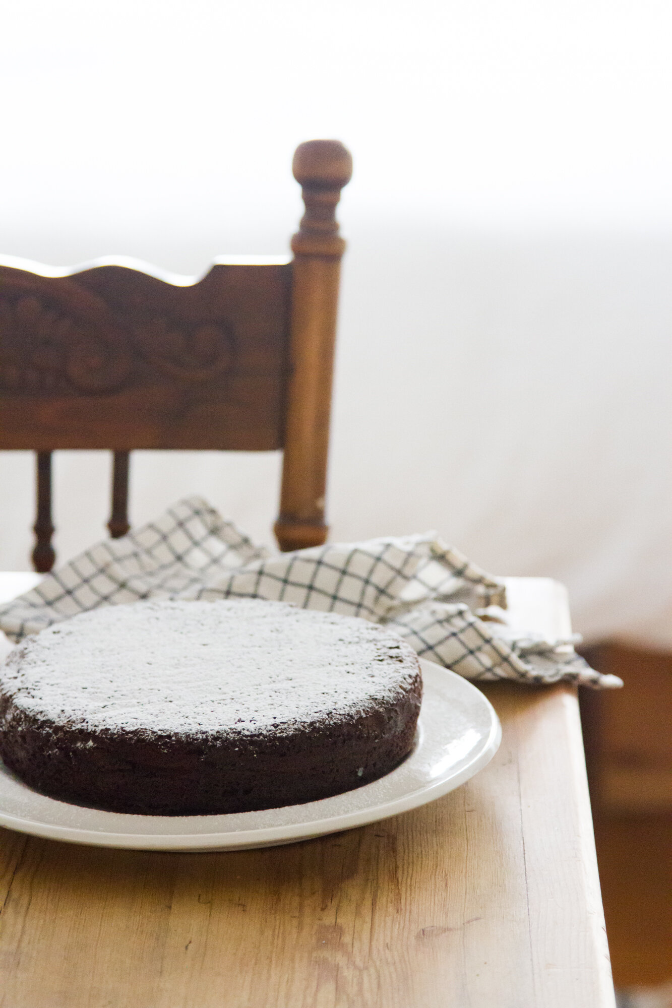 chocolate cake with powdered sugar | reading my tea leaves