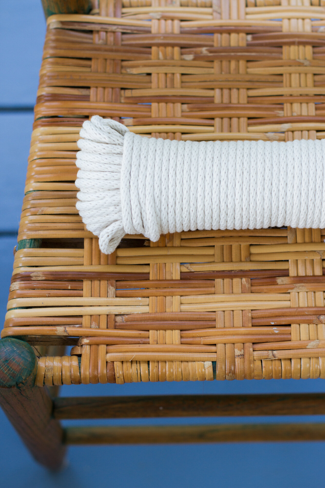 weaving a new chair seat with clothesline | reading my tea leaves