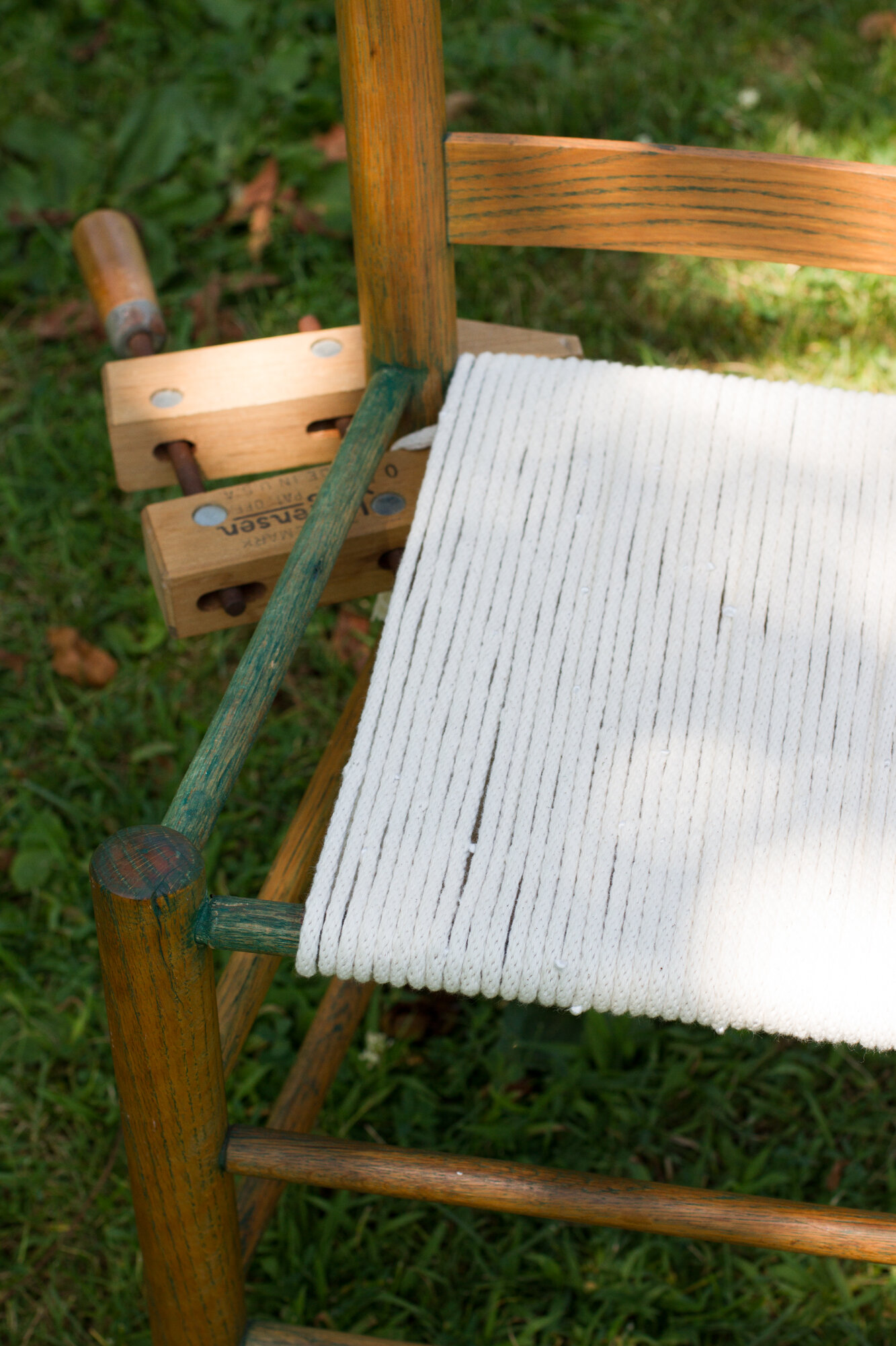 weaving a new chair seat with clothesline | reading my tea leaves
