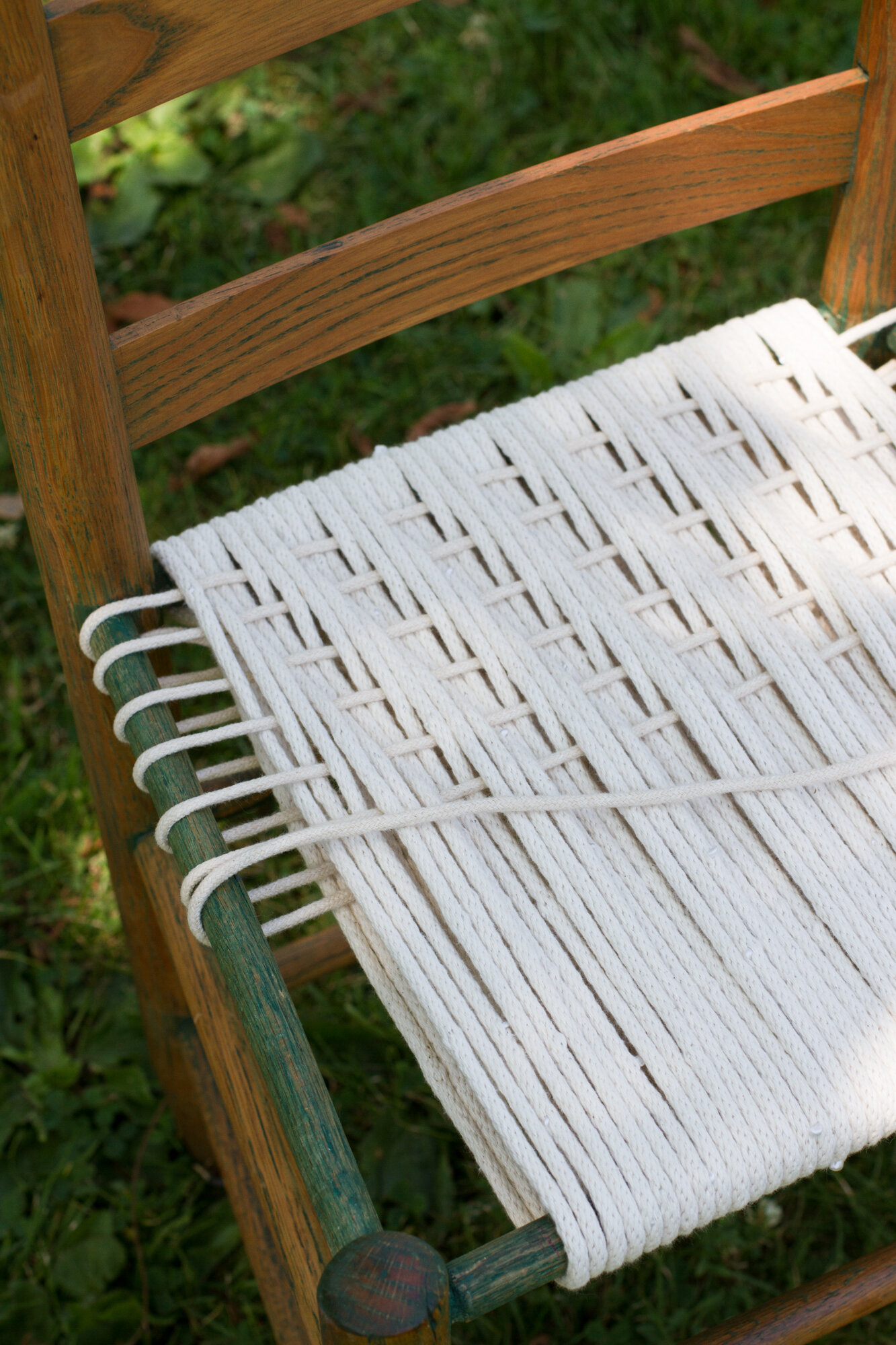 weaving a new chair seat with clothesline | reading my tea leaves