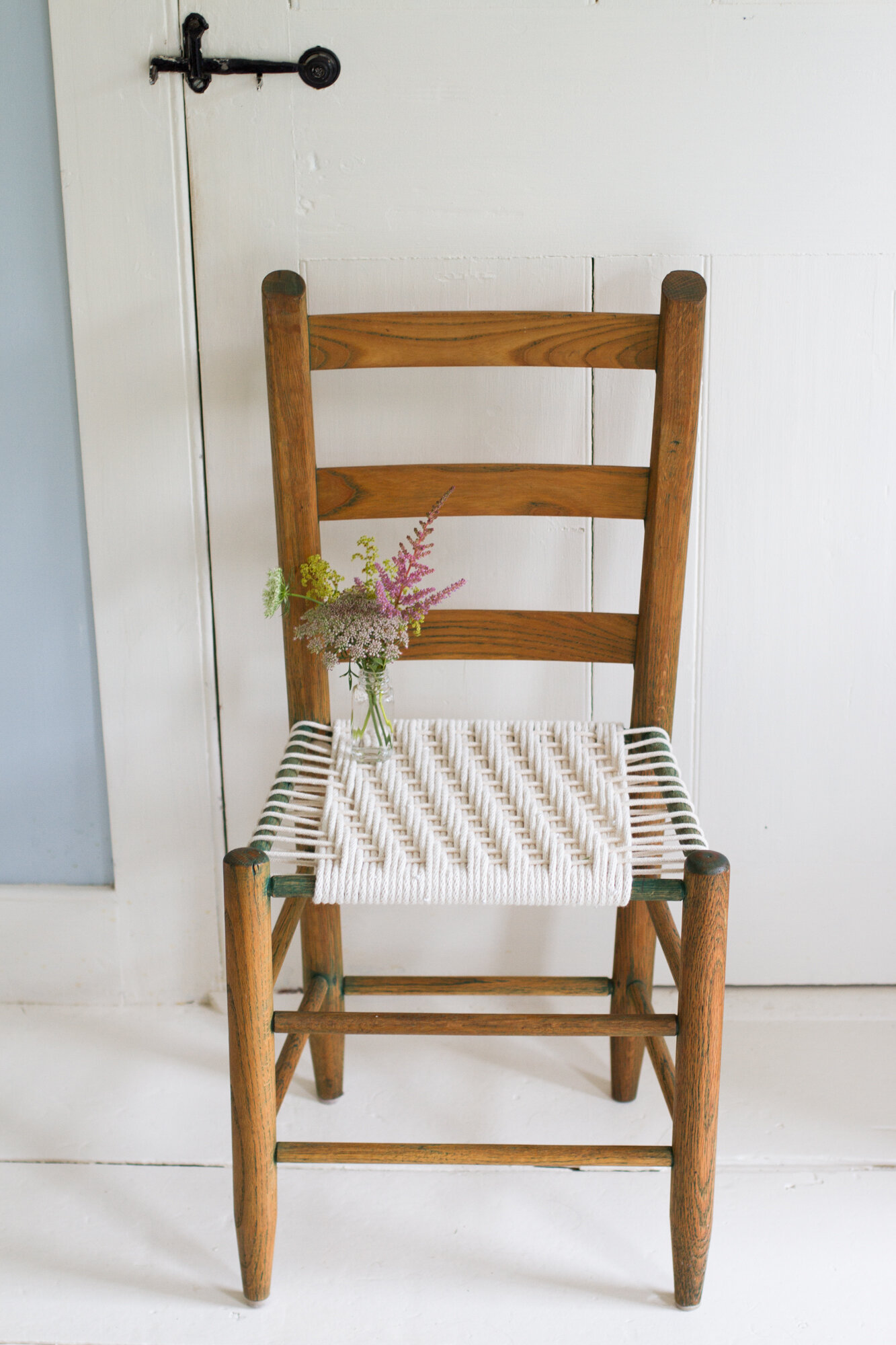weaving a new chair seat with clothesline | reading my tea leaves