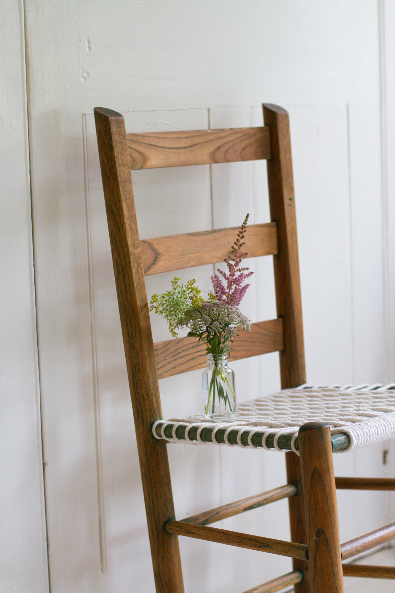 weaving a new chair seat with clothesline | reading my tea leaves