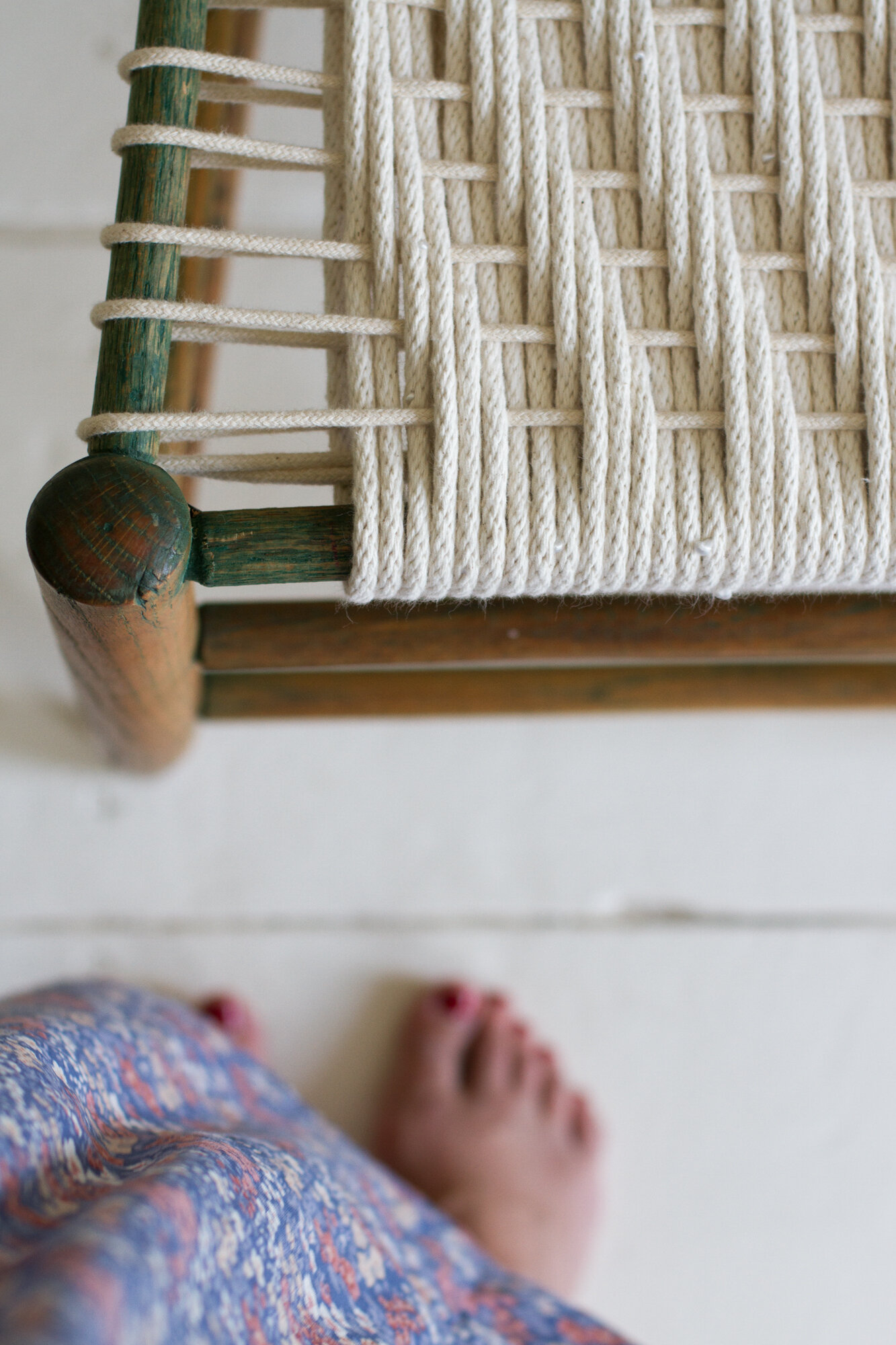 weaving a new chair seat with clothesline | reading my tea leaves