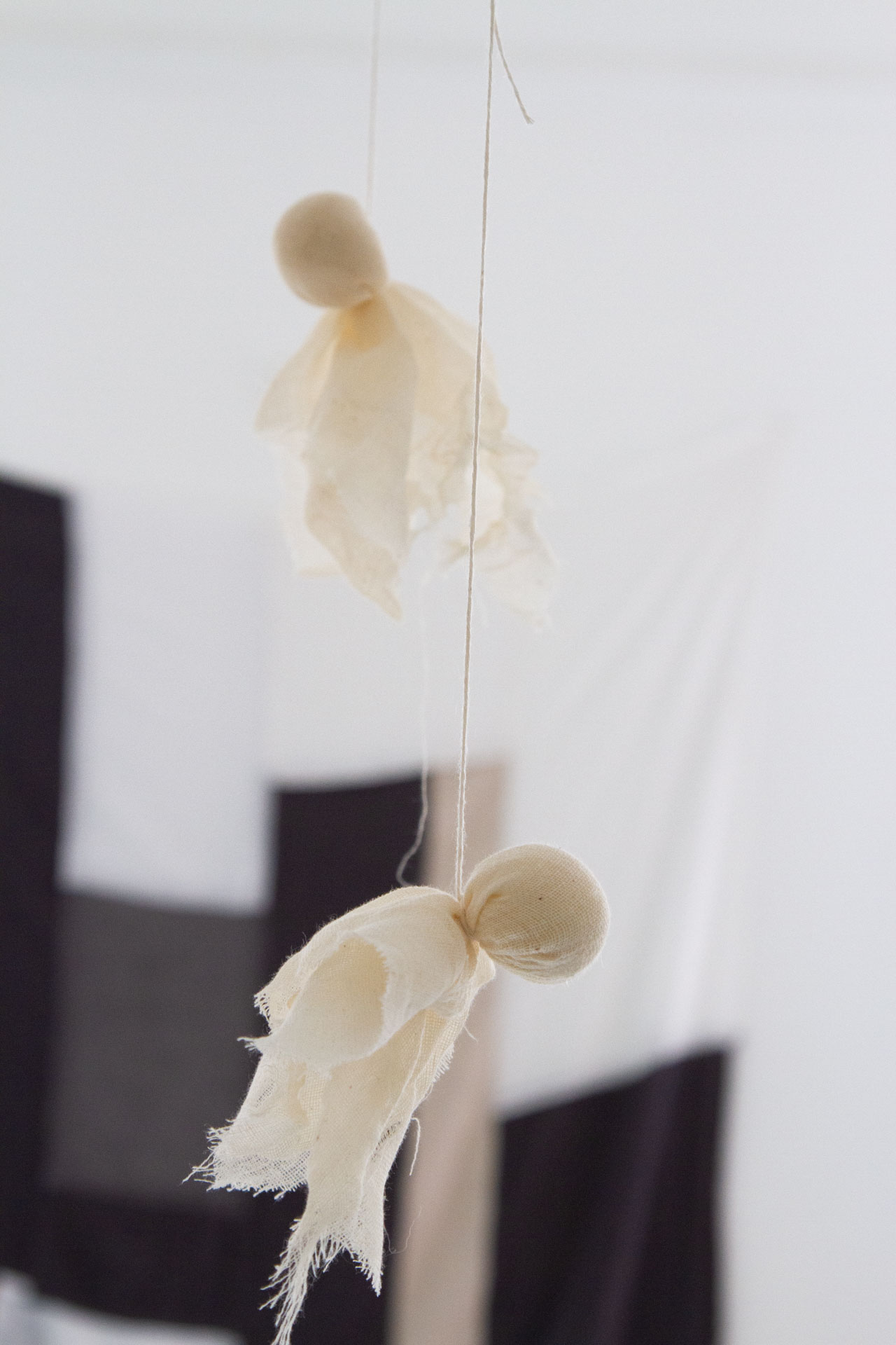 cheesecloth ghosts | simple halloween decorations | reading my tea leaves