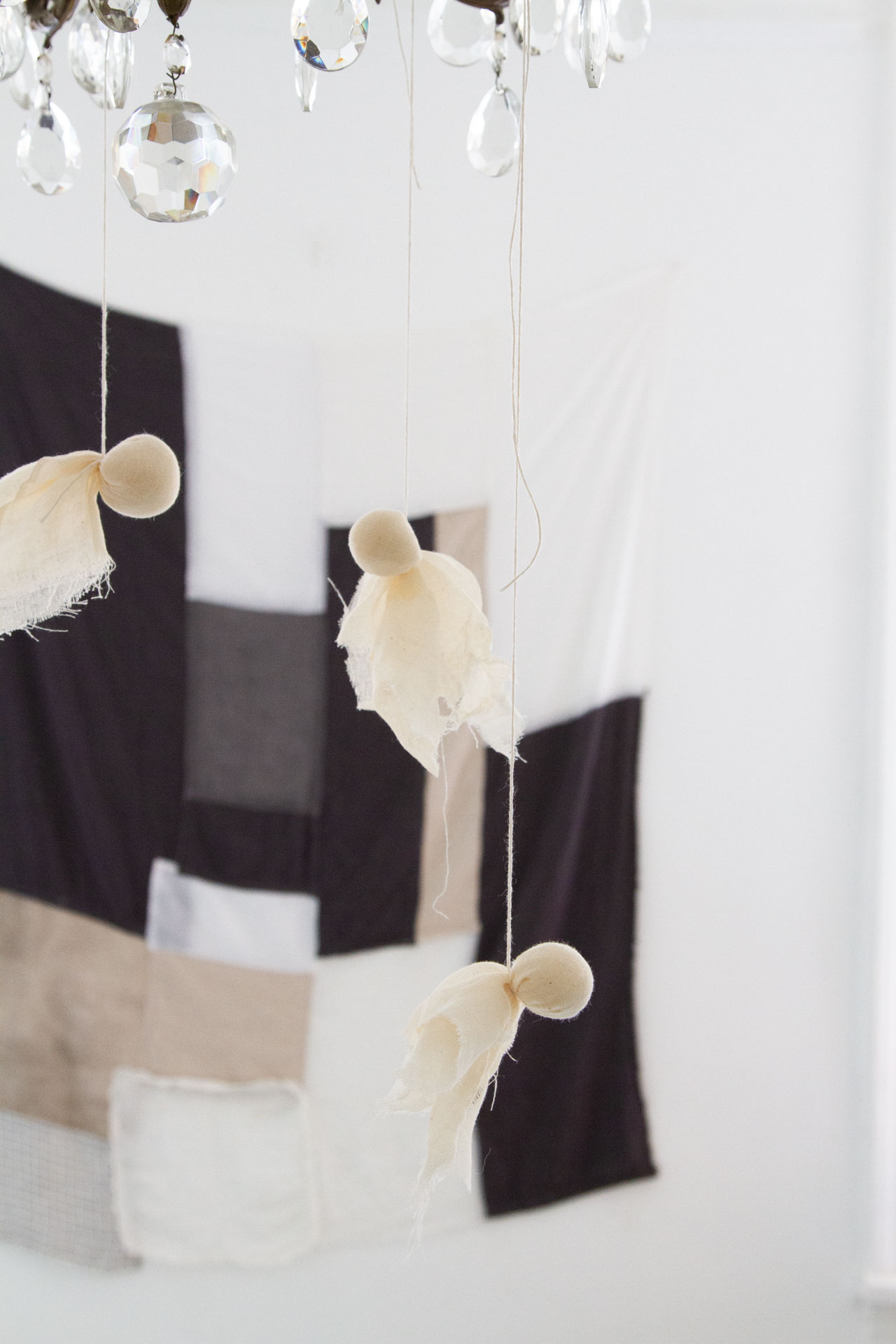cheesecloth ghosts | simple halloween decorations | reading my tea leaves