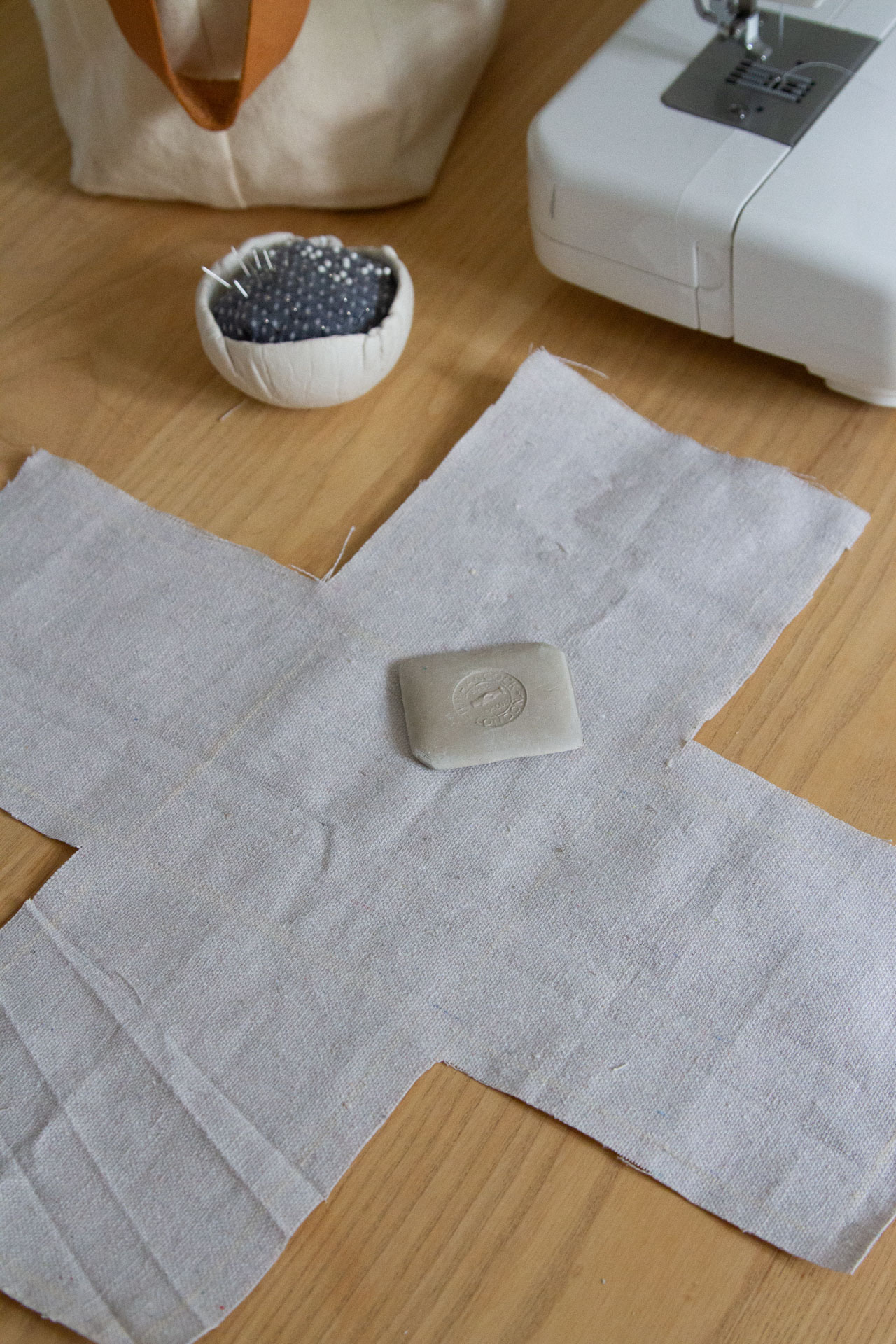 make your own canvas tissue box cover with pockets | reading my tea leaves